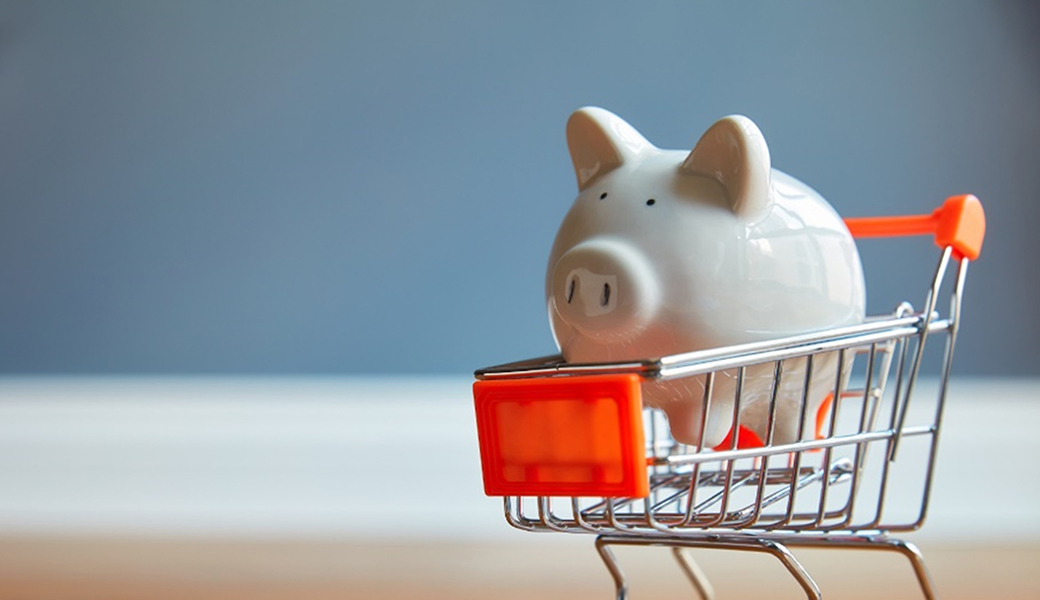 Cochon tirelire dans un petit chariot de supermarché