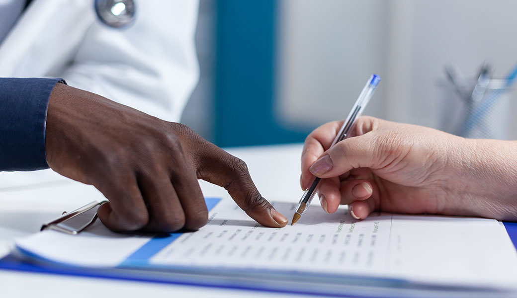 Un main pointe du doigt une liste