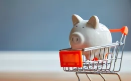 Cochon tirelire dans un petit chariot de supermarché