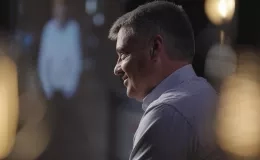 un homme souriant de profil
