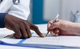 Un main pointe du doigt une liste
