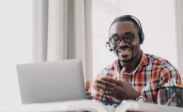 Un homme, téléconseiller, devant son écran d'ordinateur