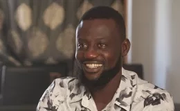 Un homme souriant face caméra